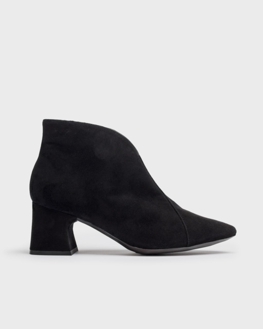 Wonders Pointed Ankle Boots in Black Suede